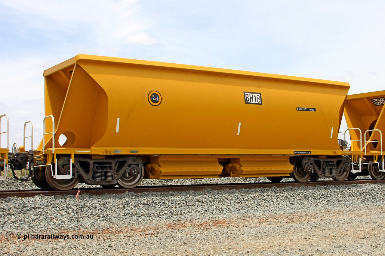 081225 0551
Barker Siding, one of FMG's thirty five ballast waggons, BH 18, 100 tonne capacity, built in China by CSR at the Yangtze Rolling Stock Company in 2008. December 25, 2008.
Keywords: BH18;CSR-Yangtze-Rolling-Stock-Co-China;FMG-ballast-waggon;