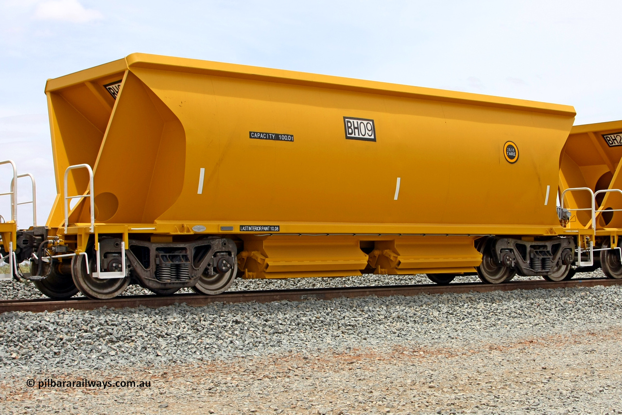 081225 0552
Barker Siding, one of FMG's thirty five ballast waggons, BH 09, 100 tonne capacity, built in China by CSR at the Yangtze Rolling Stock Company in 2008. December 25, 2008.
Keywords: BH09;CSR-Yangtze-Rolling-Stock-Co-China;FMG-ballast-waggon;