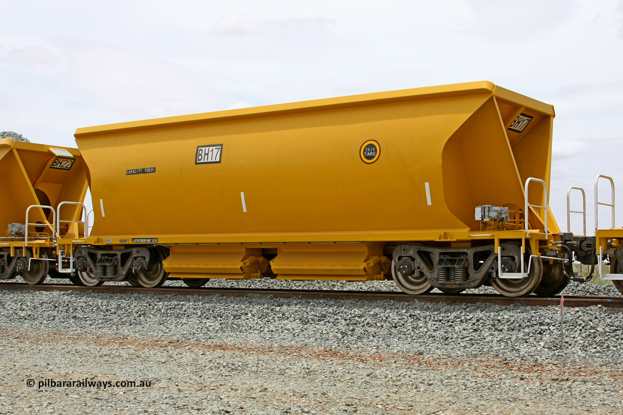 081225 0553
Barker Siding, one of FMG's thirty five ballast waggons, BH 17, 100 tonne capacity, built in China by CSR at the Yangtze Rolling Stock Company in 2008. December 25, 2008.
Keywords: BH17;CSR-Yangtze-Rolling-Stock-Co-China;FMG-ballast-waggon;
