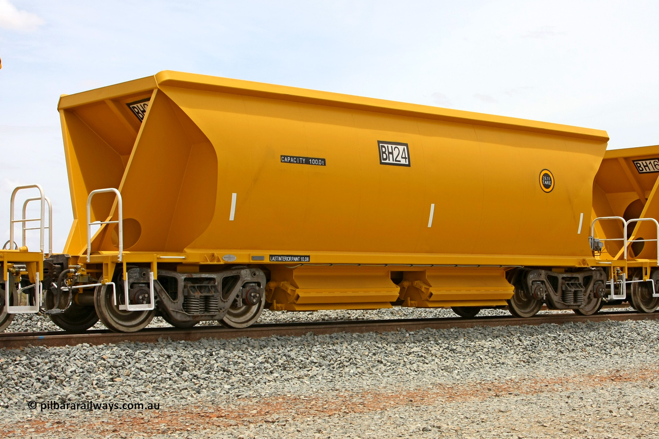 081225 0554
Barker Siding, one of FMG's thirty five ballast waggons, BH 24, 100 tonne capacity, built in China by CSR at the Yangtze Rolling Stock Company in 2008. December 25, 2008.
Keywords: BH24;CSR-Yangtze-Rolling-Stock-Co-China;FMG-ballast-waggon;