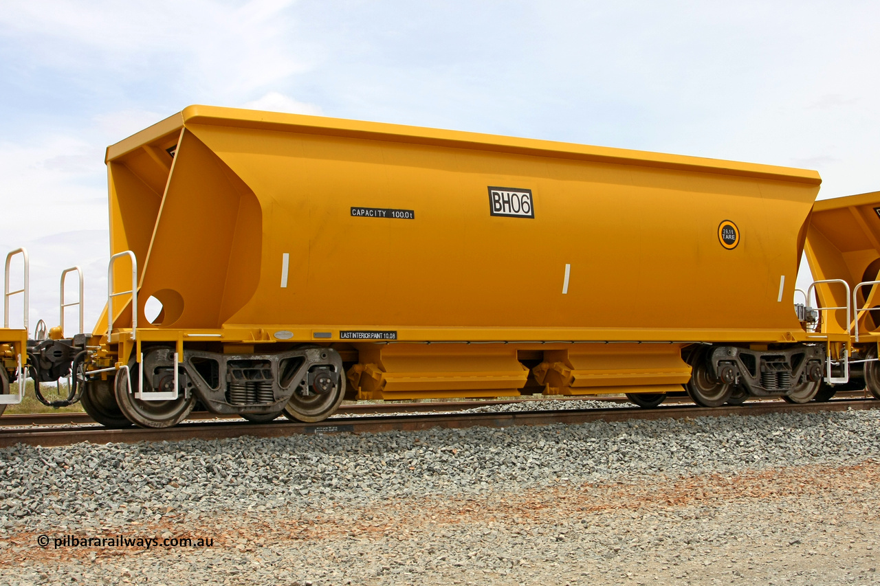 081225 0557
Barker Siding, one of FMG's thirty five ballast waggons, BH 06, 100 tonne capacity, built in China by CSR at the Yangtze Rolling Stock Company in 2008. December 25, 2008.
Keywords: BH06;CSR-Yangtze-Rolling-Stock-Co-China;FMG-ballast-waggon;