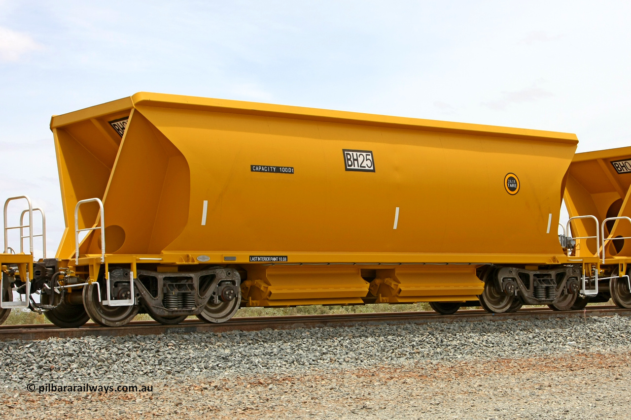 081225 0559
Barker Siding, one of FMG's thirty five ballast waggons, BH 25, 100 tonne capacity, built in China by CSR at the Yangtze Rolling Stock Company in 2008. December 25, 2008.
Keywords: BH25;CSR-Yangtze-Rolling-Stock-Co-China;FMG-ballast-waggon;