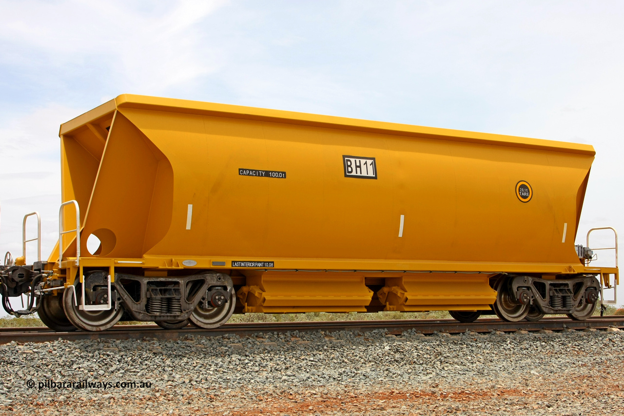 081225 0563
Barker Siding, one of FMG's thirty five ballast waggons, BH 11, 100 tonne capacity, built in China by CSR at the Yangtze Rolling Stock Company in 2008. December 25, 2008.
Keywords: BH11;CSR-Yangtze-Rolling-Stock-Co-China;FMG-ballast-waggon;