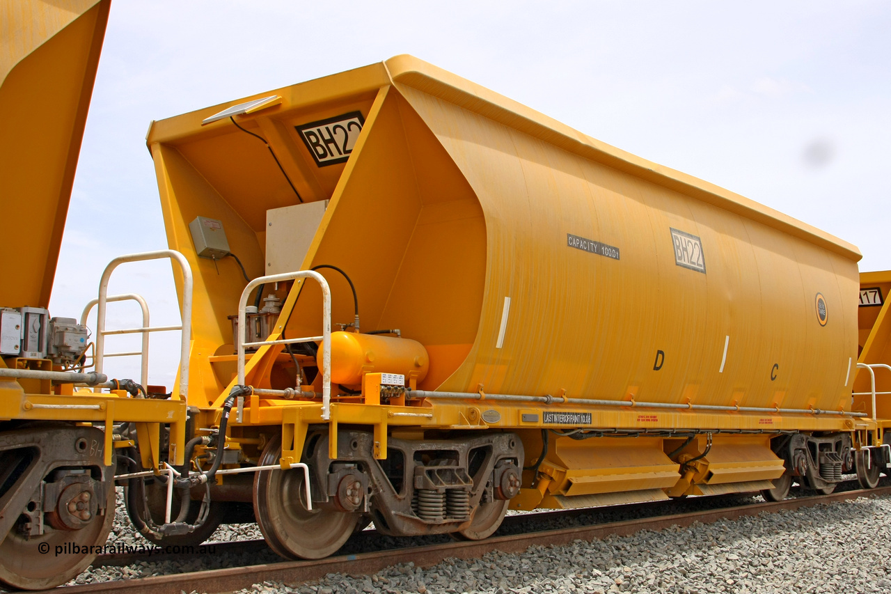 081225 0580
Barker Siding, one of FMG's thirty five ballast waggons, BH 22, 100 tonne capacity, built in China by CSR at the Yangtze Rolling Stock Company in 2008. December 25, 2008.
Keywords: BH22;CSR-Yangtze-Rolling-Stock-Co-China;FMG-ballast-waggon;
