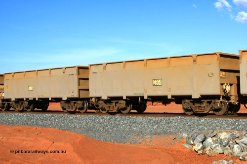 01403-02364 090121 1672
Boodarie, an FMG empty train departs the port with mismatched waggon pair slave 1403 22.6 tonnes tare and control 2364 22.9 tonne tare from the original CSR Zhuzhou Rolling Stock Works in China build from 2007.
Keywords: 1403-2364;CSR-Zhuzhou-Rolling-Stock-Works-China;FMG-ore-waggon