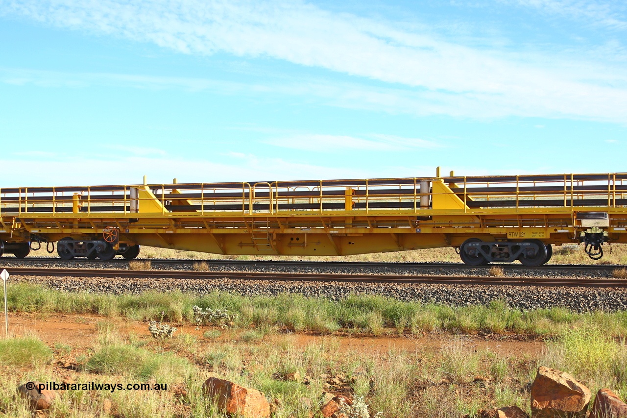 210510 1099
Near Gull on the Rio Tinto Dampier - Tom Price line at the 101.5 km, RTW type intermediate rail waggon RTB 021 on Rio Tinto's Gemco Rail built rail train consist. 10th May 2021. [url=https://goo.gl/maps/9WbRn1E4vP6a1YbN8]Location[/url].
Keywords: RTW-type;RTW021;Gemco-Rail-WA;