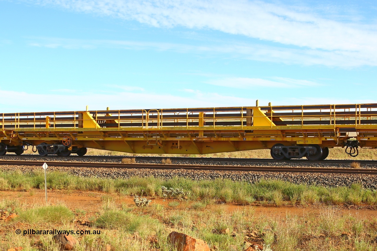 210510 1101
Near Gull on the Rio Tinto Dampier - Tom Price line at the 101.5 km, RTW type intermediate rail waggon RTB 019 on Rio Tinto's Gemco Rail built rail train consist. 10th May 2021. [url=https://goo.gl/maps/9WbRn1E4vP6a1YbN8]Location[/url].
Keywords: RTW-type;RTW019;Gemco-Rail-WA;