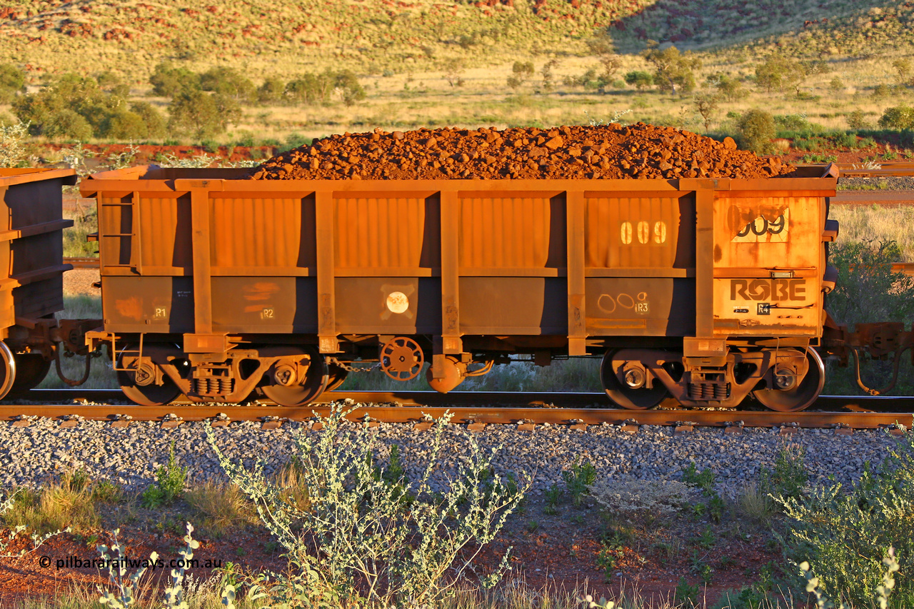 0009 170513 8723
Robe River ore waggon 009, built by Nippon Sharyo Nihon, handbrake side loaded view, Cape Lambert yard, May 13, 2017.
Keywords: 009;Nippon-Sharyo-Nihon;Robe-ore-waggon;