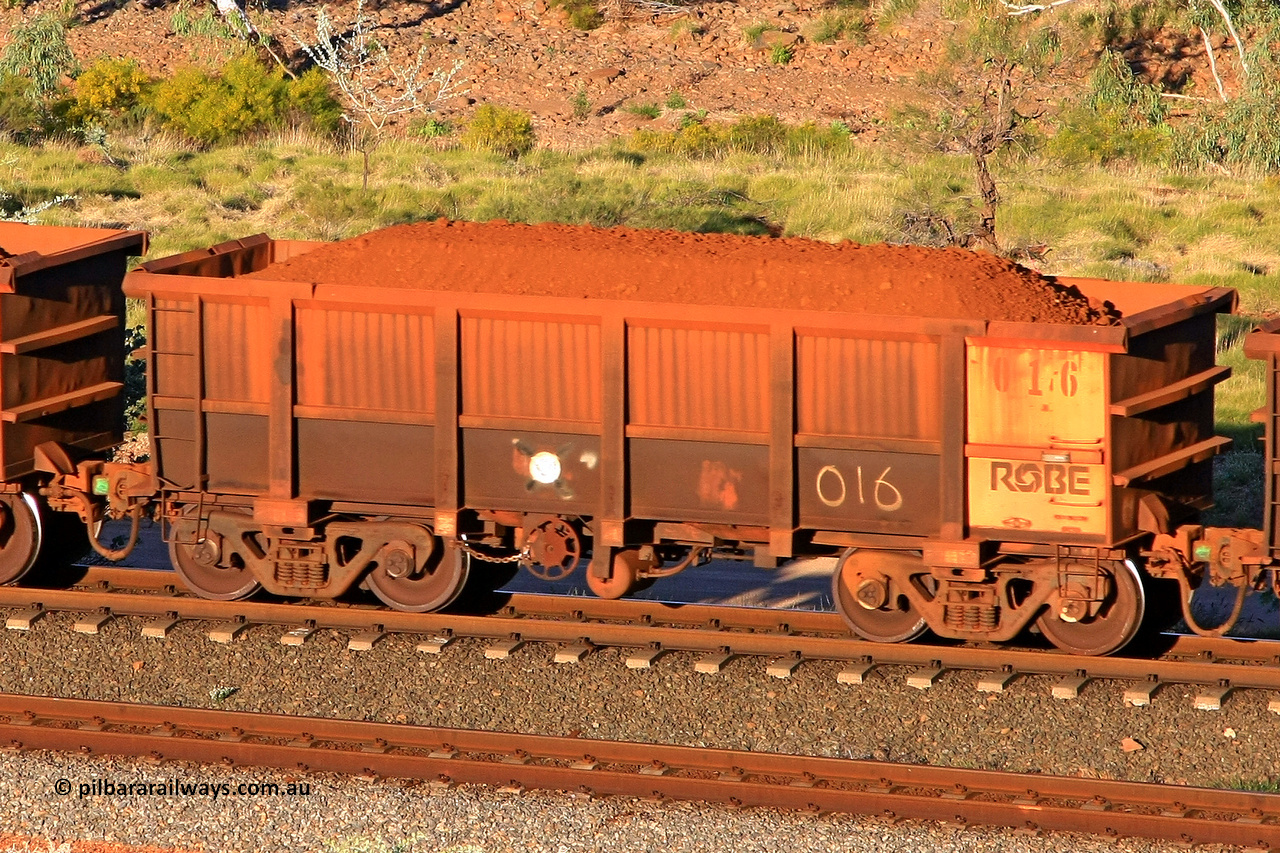 0016 110602 1693
Robe River ore waggon 016, built by Nippon Sharyo Nihon, rotary coupler end handbrake side loaded view at the 71 km, Western Creek on the Deepdale line. June 2, 2011.
Keywords: 016;Nippon-Sharyo-Nihon;Robe-ore-waggon;