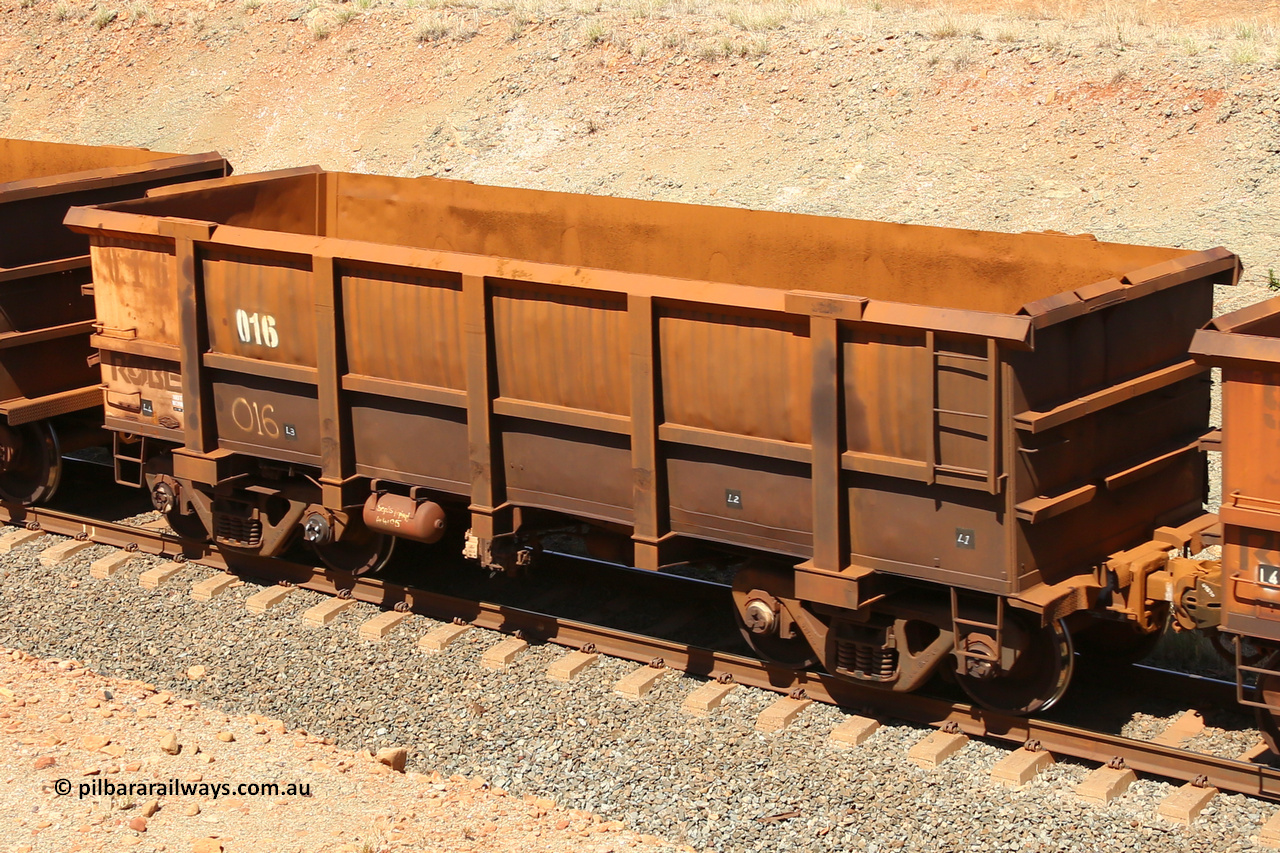 0016 160306 1244
Robe River ore waggon 016, built by Nippon Sharyo Nihon, fixed coupler non-handbrake side empty view at Greenpool on the Cape Lambert line. March 6, 2016.
Keywords: 016;Nippon-Sharyo-Nihon;Robe-ore-waggon;