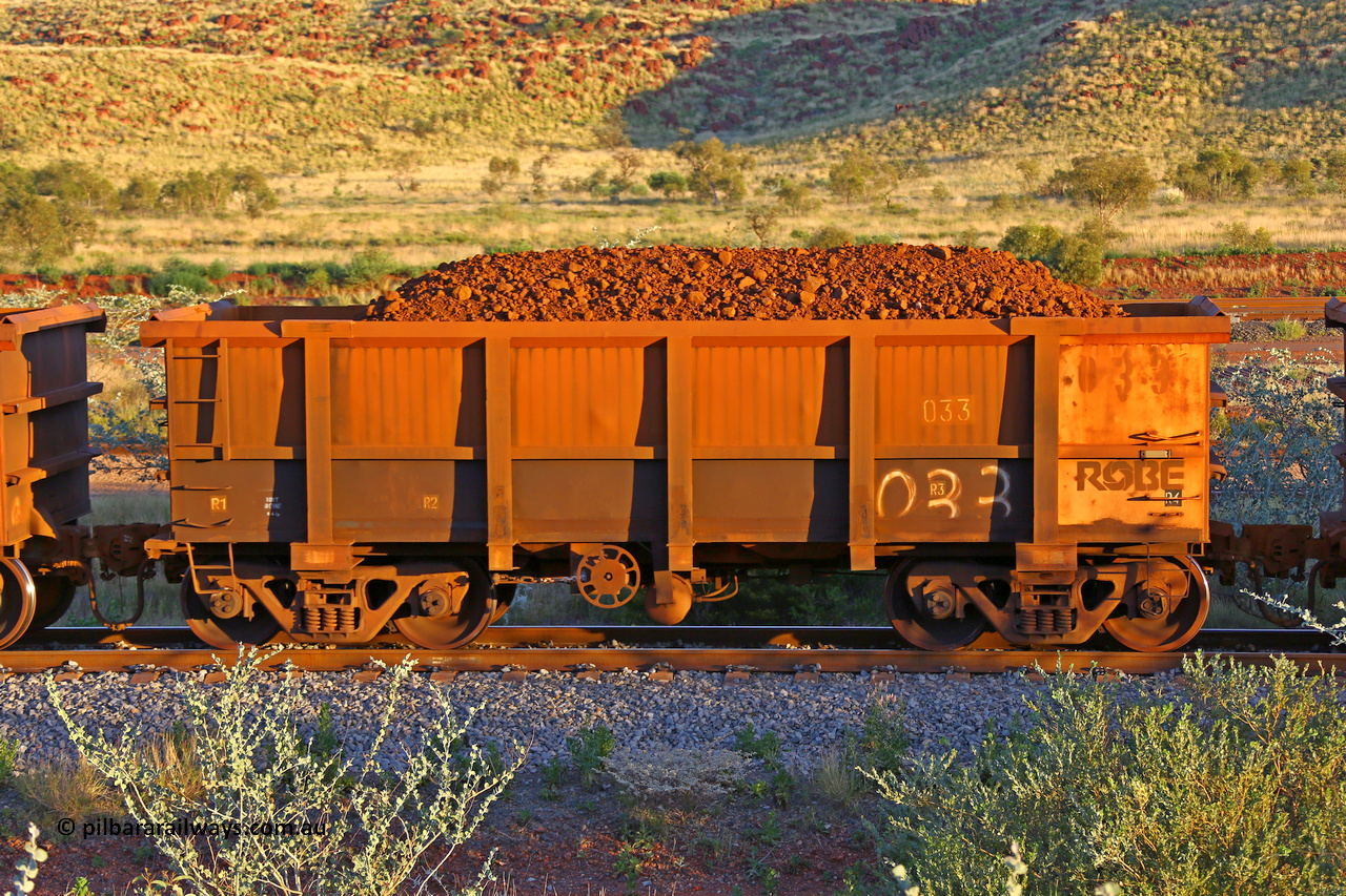 0033 170513 8664
Robe River ore waggon 033, built by Nippon Sharyo Nihon, handbrake side loaded view, Cape Lambert yard, May 13, 2017.
Keywords: 033;Nippon-Sharyo-Nihon;Robe-ore-waggon;