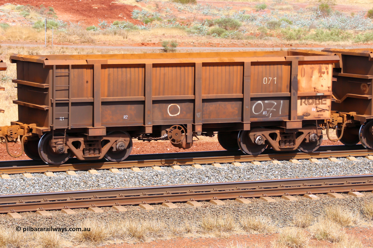 0071 141124 6796
Robe River ore waggon 071, built by Nippon Sharyo Nihon, fixed coupler handbrake side empty view at the 25 km at Arches Siding on the Cape Lambert line. November 24, 2014.
Keywords: 071;Nippon-Sharyo-Nihon;Robe-ore-waggon;