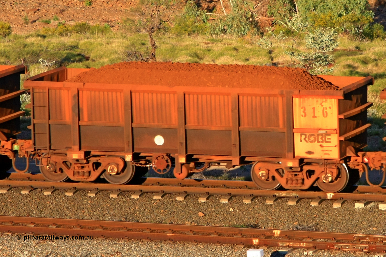 0316 110602 1651
Robe River ore waggon 316, built by Nippon Sharyo Nihon, rotary coupler end handbrake side loaded view at the 71 km, Western Creek on the Deepdale line. June 2, 2011.
Keywords: 316;Nippon-Sharyo-Nihon;Robe-ore-waggon;