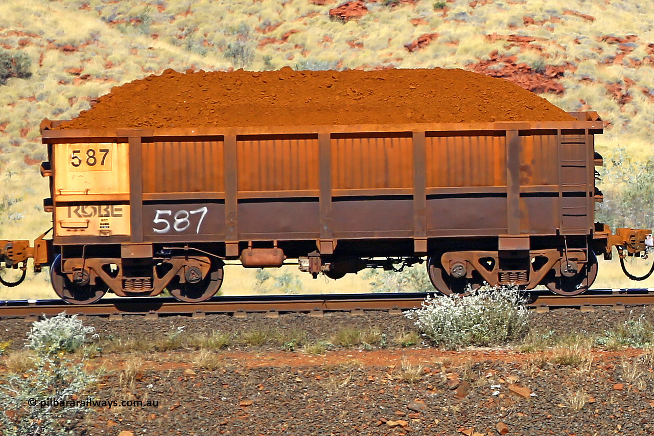 0587 170728 09926
Robe River ore waggon 587, built by Tomlinson Steel WA, non-handbrake side loaded view at the 72 km, Western Creek on the Deepdale line. July 28, 2017.
Keywords: 587;Tomlinson-Steel-WA;Robe-ore-waggon;