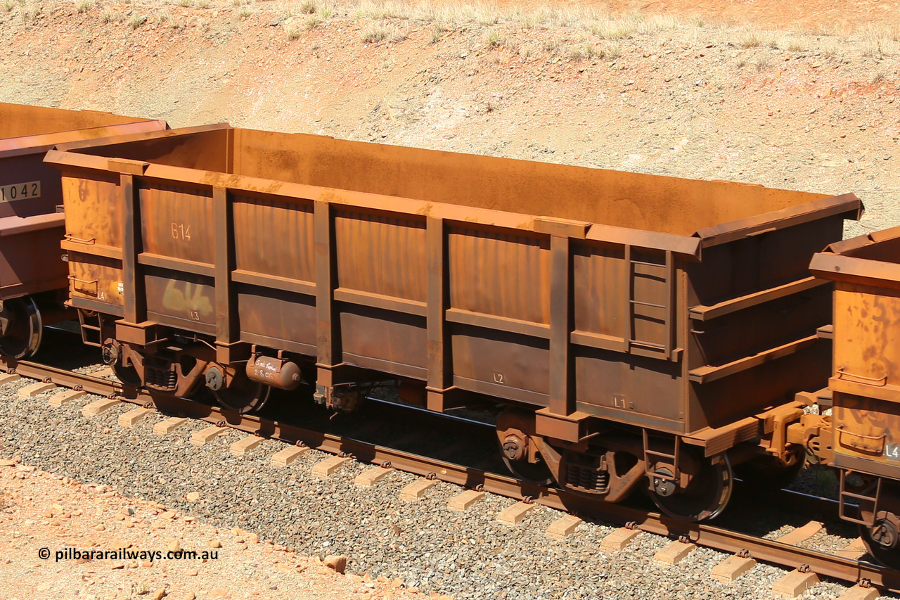 0614 160306 1272
Robe River ore waggon 614, built by Tomlinson Steel WA, fixed coupler non-handbrake side empty view at Greenpool on the Cape Lambert line. March 6, 2016.
Keywords: 614;Tomlinson-Steel-WA;Robe-ore-waggon;