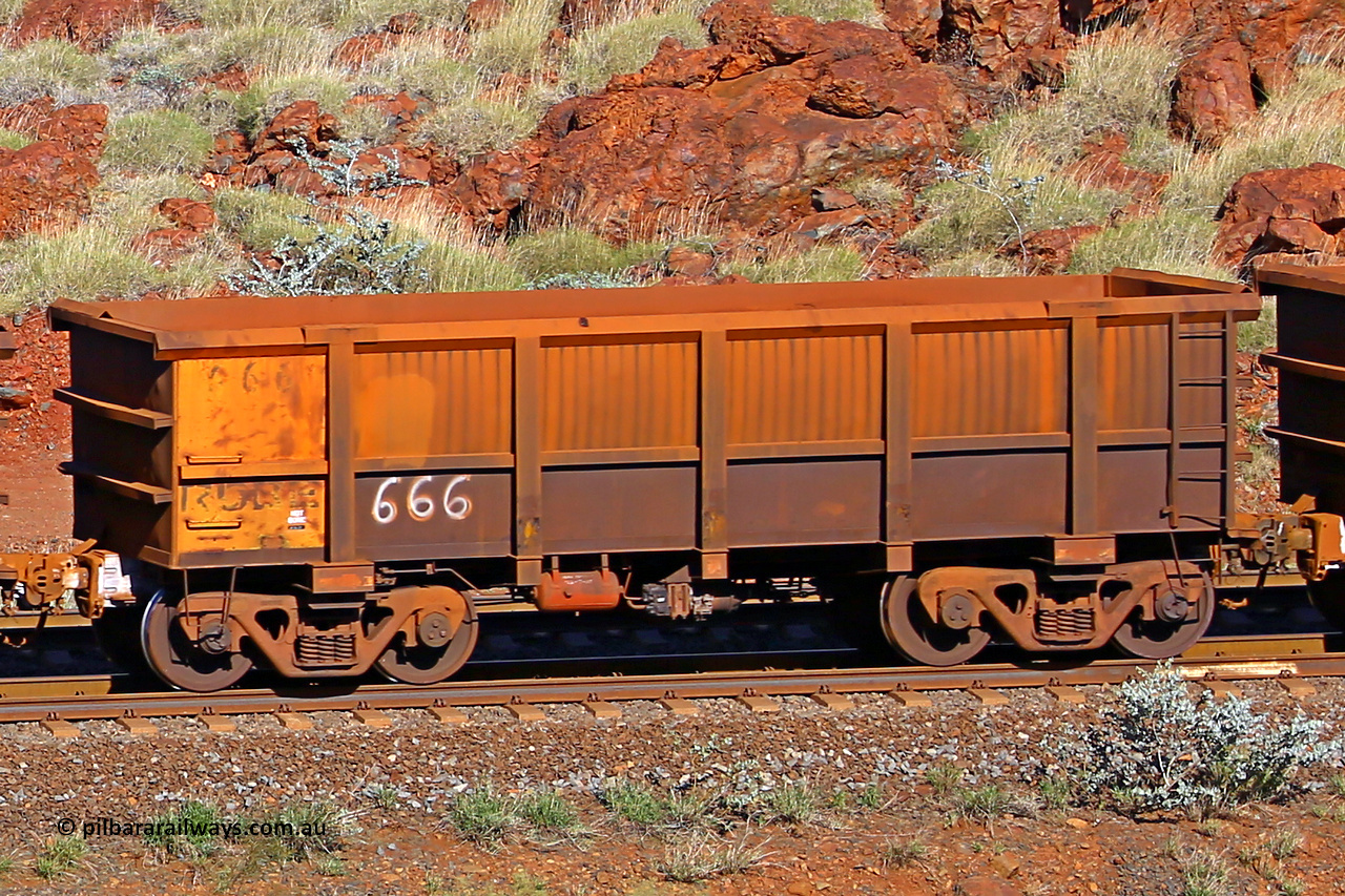 0666 180616 1700
Robe River ore waggon 666, built by Tomlinson Steel WA, rotary coupler end non-handbrake side empty view at the 38 km, Harding on the Cape Lambert line, June 16, 2018.
Keywords: 666;Tomlinson-Steel-WA;Robe-ore-waggon;