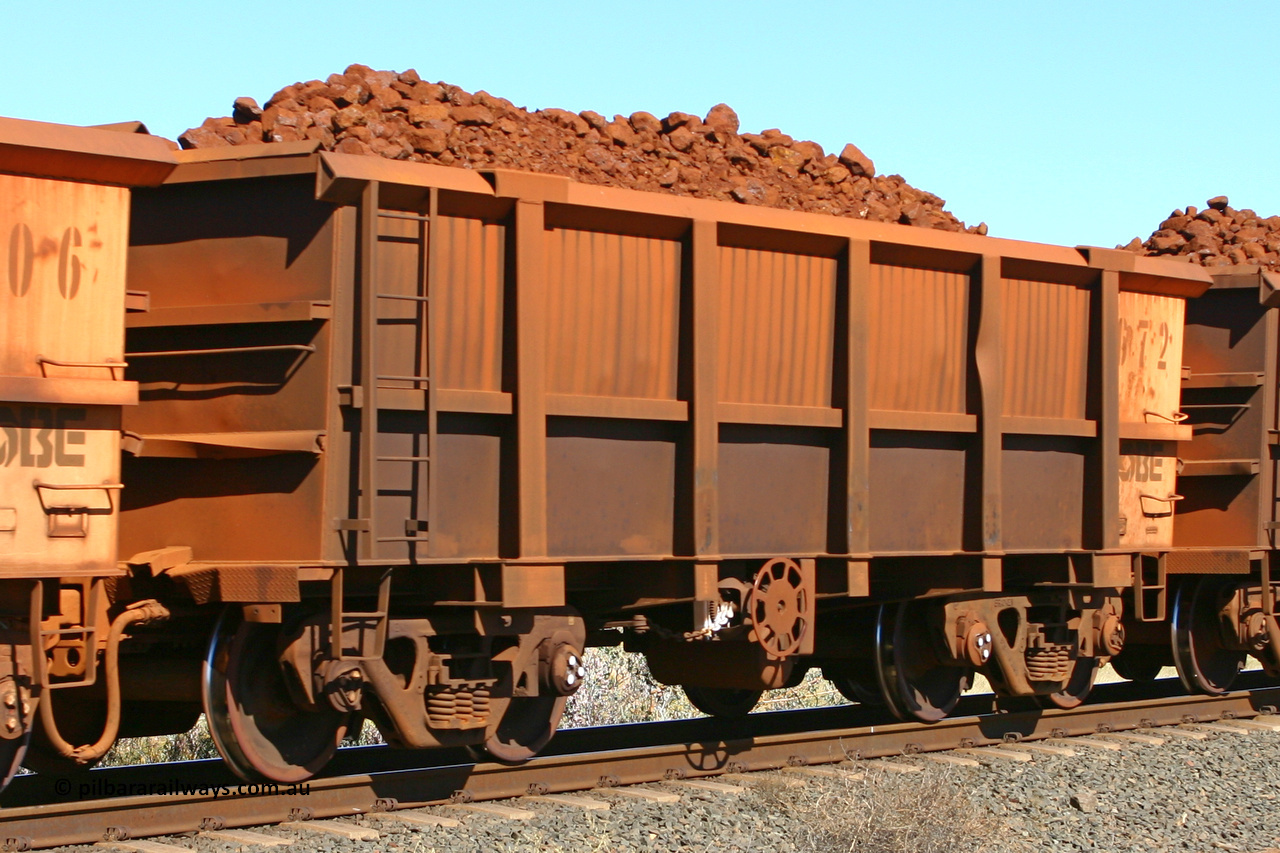 0672 060716 7191
Robe River ore waggon 672, built by Tomlinson Steel WA, fixed coupler end handbrake side loaded. July 16, 2006.
Keywords: 672;Tomlinson-Steel-WA;Robe-ore-waggon;