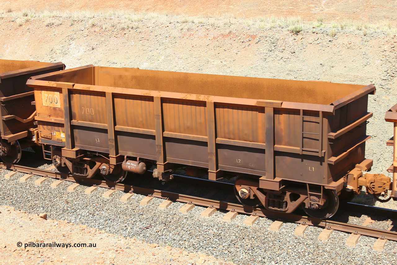 0700 160306 1236
Robe River ore waggon 700, built by Tomlinson Steel WA, fixed coupler non-handbrake side empty view at Greenpool on the Cape Lambert line. March 6, 2016.
Keywords: 700;Tomlinson-Steel-WA;Robe-ore-waggon;