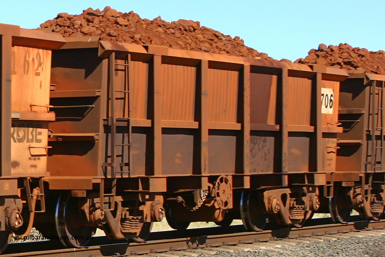 0706 060716 7198
Robe River ore waggon 706, built by Tomlinson Steel WA, fixed coupler end handbrake side loaded. Western Creek, July 16, 2006.
Keywords: 706;Tomlinson-Steel-WA;Robe-ore-waggon;