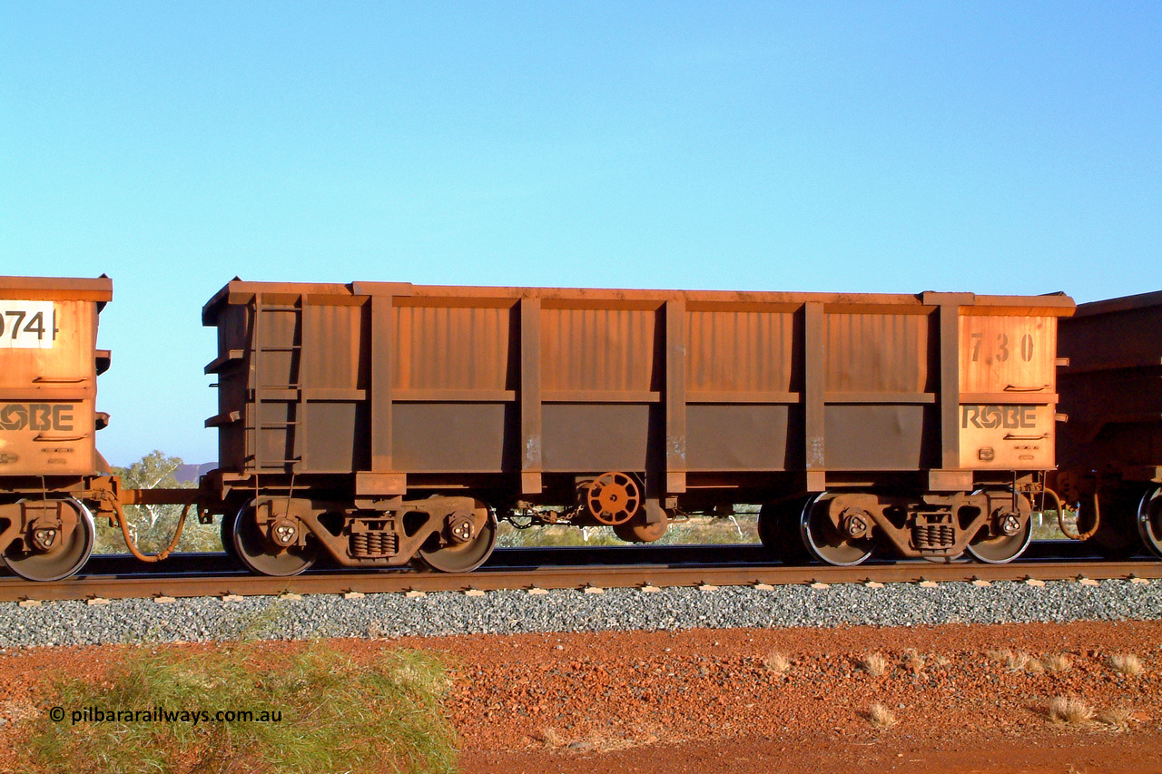 0730 050110 175330
Robe River ore waggon 730, built by Tomlinson Steel WA, handbrake side view empty, note rotary bar coupled to 074. 1753 hours, January 10, 2005.
Keywords: 730;Tomlinson-Steel-WA;Robe-ore-waggon;