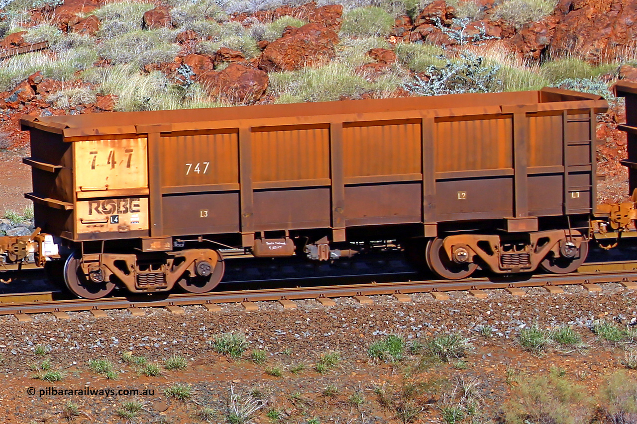 0747 180616 1721
Robe River ore waggon 747, built by Tomlinson Steel WA, rotary coupler end non-handbrake side empty view at the 38 km, Harding on the Cape Lambert line, June 16, 2018.
Keywords: 747;Tomlinson-Steel-WA;Robe-ore-waggon;