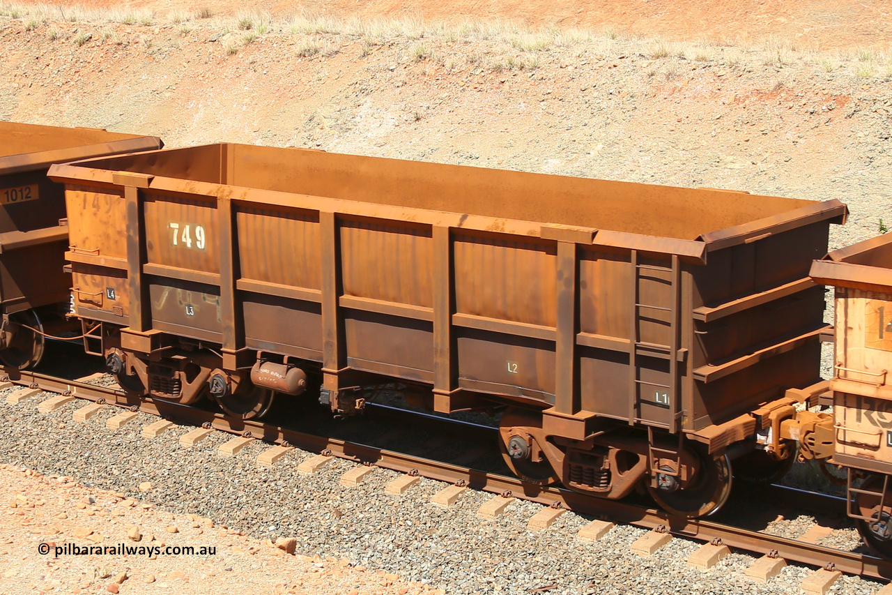 0749 160306 1349
Robe River ore waggon 749, built by Tomlinson Steel WA, fixed coupler non-handbrake side empty view at Greenpool on the Cape Lambert line. March 6, 2016.
Keywords: 749;Tomlinson-Steel-WA;Robe-ore-waggon;