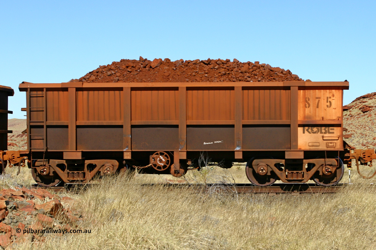 0875 060722 7491
Robe River ore waggon 875, built by Centurion Industries WA, handbrake side loaded view at the 78.8 km between Western Creek and Maitland on the Deepdale line. July 22, 2006.
Keywords: 875;Centurion-Industries-WA;Robe-ore-waggon;