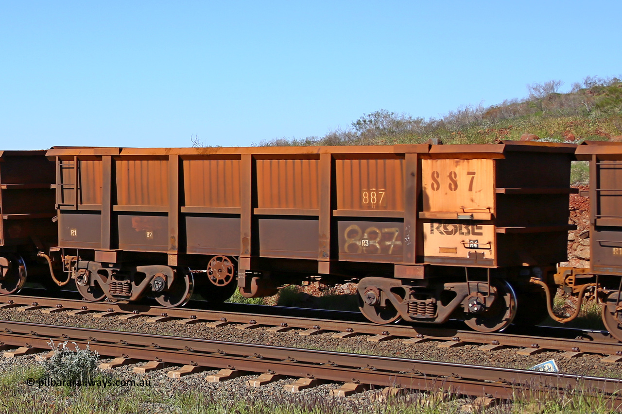 0887 160727 0976
Robe River ore waggon 887, built by Centurion Industries WA, rotary coupler end handbrake side empty view at Harding Siding on the Cape Lambert line, July 27, 2016.
Keywords: 887;Centurion-Industries-WA;Robe-ore-waggon;