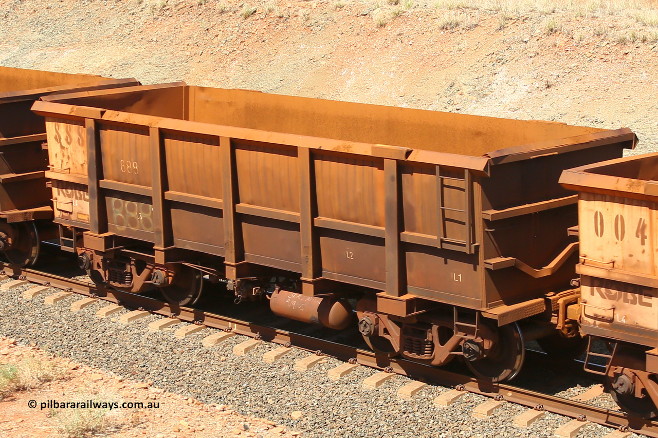 0888 160306 1303
Robe River ore waggon 888, built by Centurion Industries WA, fixed coupler non-handbrake side empty view at Greenpool on the Cape Lambert line. March 6, 2016.
Keywords: 888;Centurion-Industries-WA;Robe-ore-waggon;