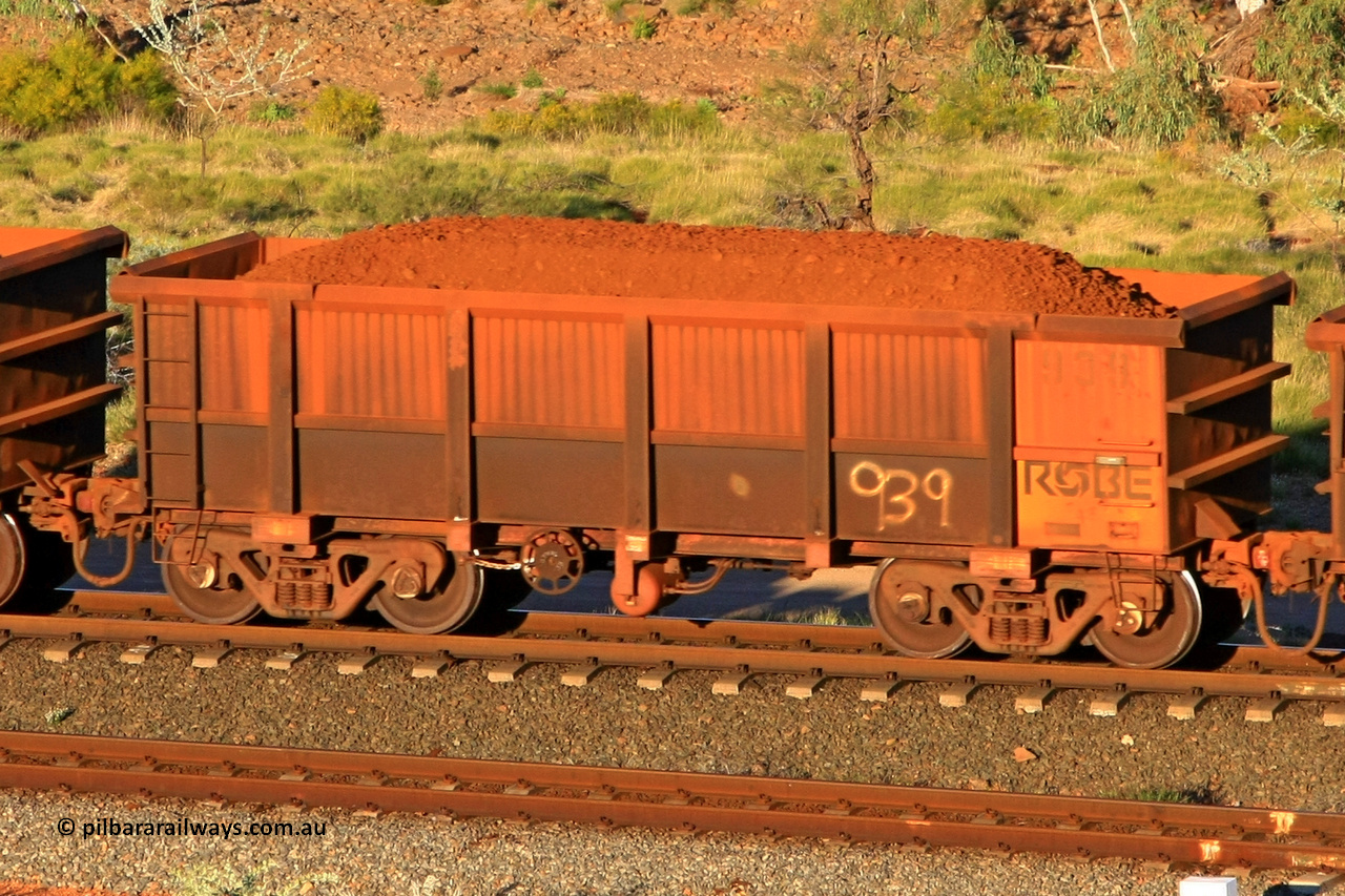 0939 110602 1643
Robe River ore waggon 939, built by Centurion Industries WA, rotary coupler end handbrake side loaded view at the 71 km, Western Creek on the Deepdale line. June 2, 2011.
Keywords: 939;Centurion-Industries-WA;Robe-ore-waggon;