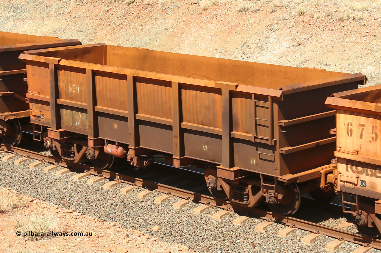 0939 160306 1317
Robe River ore waggon 939, built by Centurion Industries WA, fixed coupler non-handbrake side empty view at Greenpool on the Cape Lambert line. March 6, 2016.
Keywords: 939;Centurion-Industries-WA;Robe-ore-waggon;