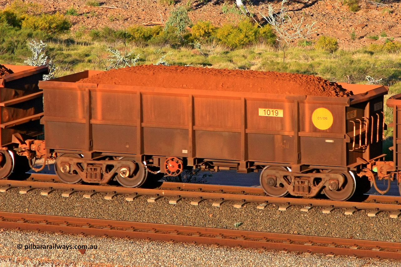 1019 110602 1702
Robe River ore waggon 1019, built by Bradken Rail Qld in January 2006, rotary coupler end handbrake side loaded view at the 71 km, Western Creek on the Deepdale line. June 2, 2011.
Keywords: 1019;Bradken-Rail-Qld;Robe-ore-waggon;