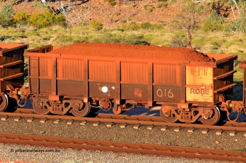 0016 110602 1693
Robe River ore waggon 016, built by Nippon Sharyo Nihon, rotary coupler end handbrake side loaded view at the 71 km, Western Creek on the Deepdale line. June 2, 2011.
Keywords: 016;Nippon-Sharyo-Nihon;Robe-ore-waggon;