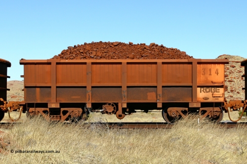 0314 060722 7509
Robe River ore waggon 314, built by Nippon Sharyo Nihon, handbrake side loaded view at the 78.8 km between Western Creek and Maitland on the Deepdale line. July 22, 2006.
Keywords: 314;Nippon-Sharyo-Nihon;Robe-ore-waggon;