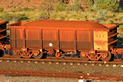 0316 110602 1651
Robe River ore waggon 316, built by Nippon Sharyo Nihon, rotary coupler end handbrake side loaded view at the 71 km, Western Creek on the Deepdale line. June 2, 2011.
Keywords: 316;Nippon-Sharyo-Nihon;Robe-ore-waggon;