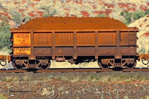 0424 170728 09915
Robe River ore waggon 424, built by Tomlinson Steel WA, non-handbrake side loaded view at the 72 km, Western Creek on the Deepdale line. July 28, 2017.
Keywords: 424;Tomlinson-Steel-WA;Robe-ore-waggon;