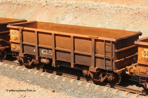 0625 160306 1358
Robe River ore waggon 625, built by Tomlinson Steel WA, fixed coupler non-handbrake side empty view at Greenpool on the Cape Lambert line. March 6, 2016.
Keywords: 625;Tomlinson-Steel-WA;Robe-ore-waggon;