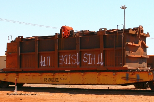 0765 070909 0669
Robe River ore waggon 765, built by Centurion Industries WA, fixed coupler handbrake side upside down on flat waggon 5003, Cape Lambert. July 22, 2006.
Keywords: 765;Centurion-Industries-WA;Robe-ore-waggon;5003;Robe-flat-waggon;