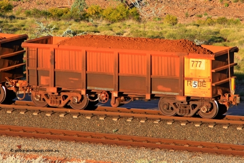 0777 110602 1748
Robe River ore waggon 777, built by Centurion Industries WA, rotary coupler end handbrake side loaded, end of train view at the 71 km, Western Creek on the Deepdale line. June 2, 2011.
Keywords: 777;Centurion-Industries-WA;Robe-ore-waggon;