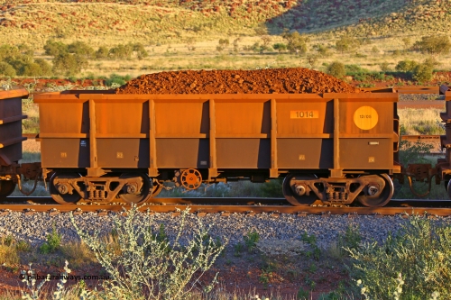 1014 170513 8738
Robe River ore waggon 1014, built by Bradken Rail Qld in December 2005, handbrake side loaded view, Cape Lambert yard, May 13, 2017.
Keywords: 1014;Bradken-Rail-Qld;Robe-ore-waggon;