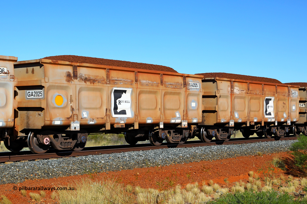 250501 0311
At the 88.448 km, just south of HPPL crossing loop on the Roy Hill line, loaded Roy Hill waggon pair GA 2025 - GA 2026, built in China by CSR Yangtze as an CCK138 model ore waggon. May 1, 2025.
Keywords: GA-type;GA2025-GA2026;CSR-Yangtze;CCK138;
