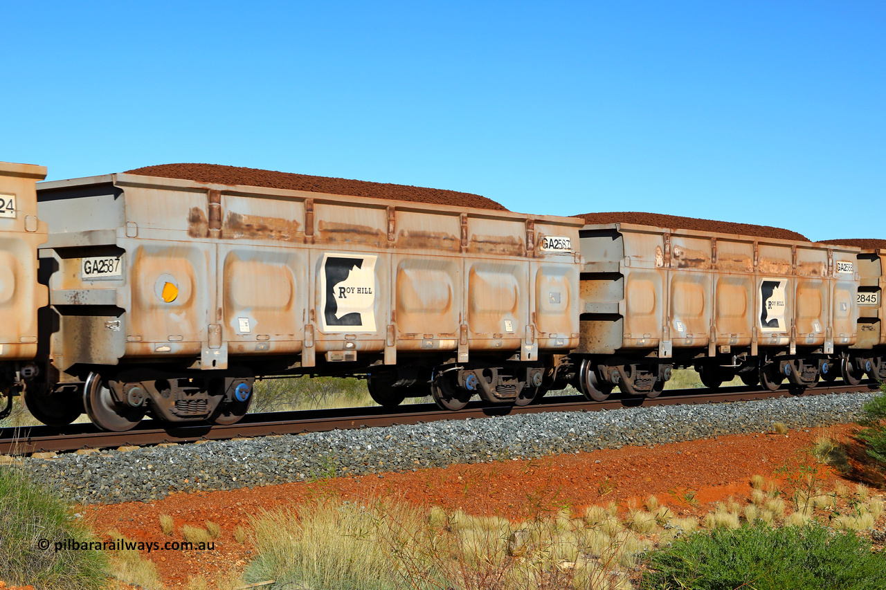250501 0331
At the 88.448 km, just south of HPPL crossing loop on the Roy Hill line, loaded Roy Hill waggon pair GA 2587 - GA 2588, built in China by CSR Yangtze as an CCK138 model ore waggon. May 1, 2025.
Keywords: GA-type;GA2587-GA2588;CSR-Yangtze;CCK138;