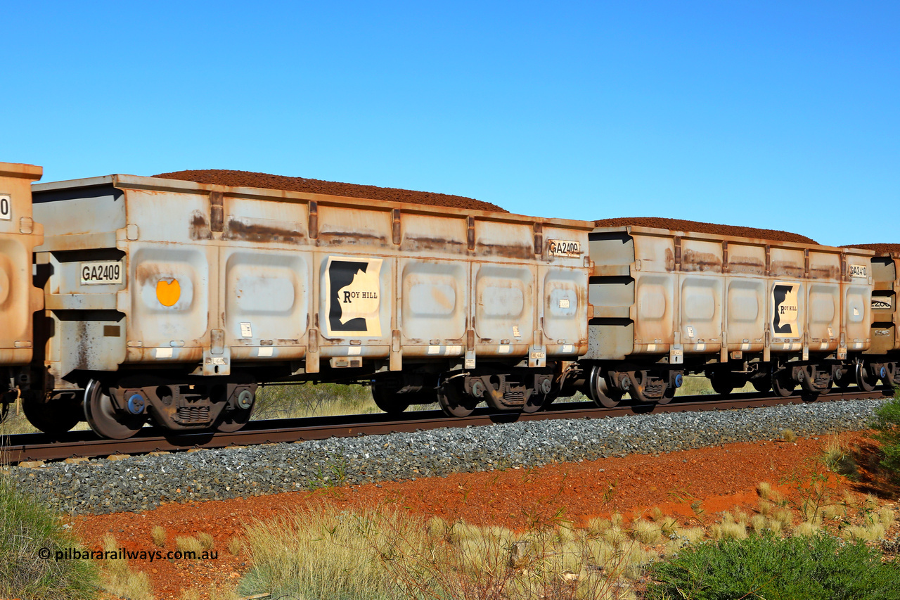 250501 0357
At the 88.448 km, just south of HPPL crossing loop on the Roy Hill line, loaded Roy Hill waggon pair GA 2409 - GA 2410, built in China by CSR Yangtze as an CCK138 model ore waggon. May 1, 2025.
Keywords: GA-type;GA2409-GA2410;CSR-Yangtze;CCK138;