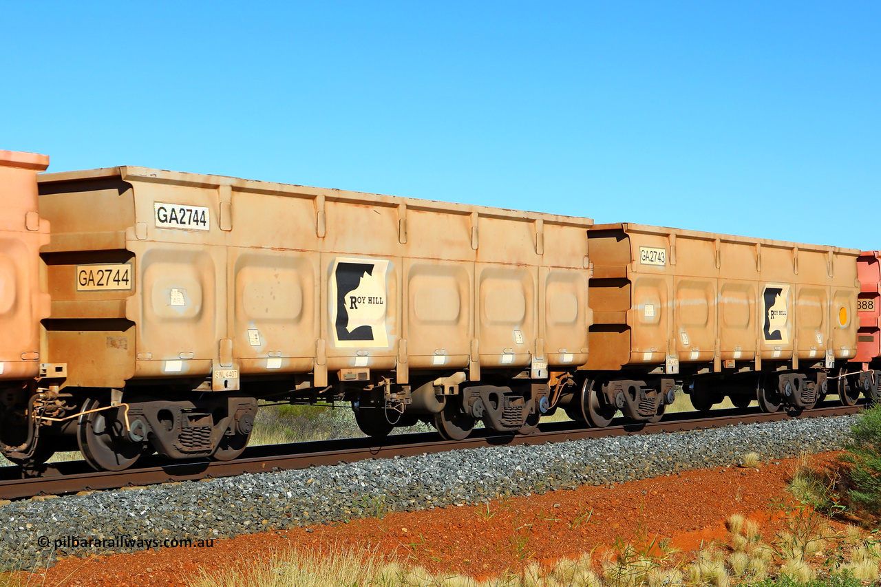 250501 0540
At the 88.448 km, just south of HPPL crossing loop on the Roy Hill line, empty Roy Hill waggon pair GA 2743 - GA 2744, built in China by CSR Yangtze as an CCK138 model ore waggon. May 1, 2025.
Keywords: GA-type;GA2743-GA2744;CSR-Yangtze;CCK138;