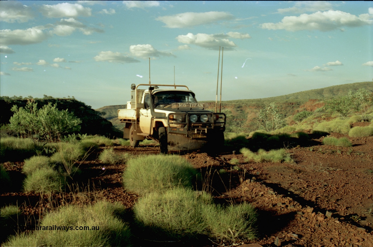 195-12
Wittenoom, top of Bee Gorge looking north, Toyota HJ75 Landcruiser.
