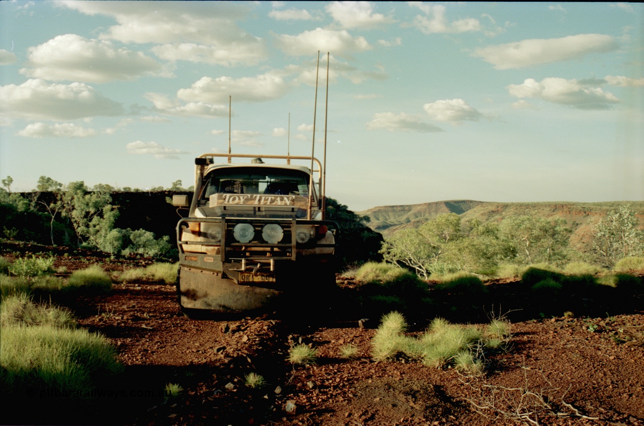 195-13
Wittenoom, top of Bee Gorge looking north, Toyota HJ75 Landcruiser.
