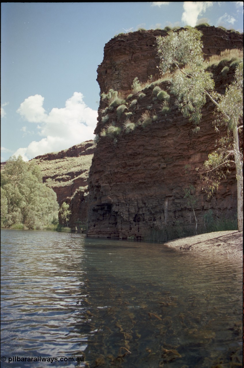 198-11
Wittenoom Gorge, Crossing Pool.
