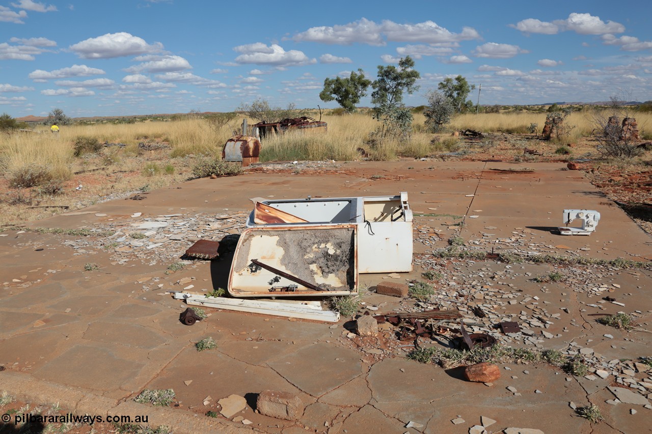 140517-4414
Marble Bar, Prospector Creek, tin mine, near Fishers Cairn the area was a Tailings Lease #10 (87H) - FISHERS CAIRN held by Moolyella Tin Pty. Ltd in the 1960s, then a machinery lease in the 1970s. Remains of a dry tin concentrate plant. [url=https://goo.gl/maps/56rBXcyAjor]Location Here[/url].
