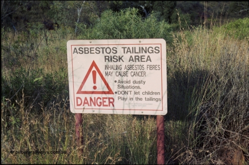 204-09
Yampire Gorge, warning sign courtesy of the Department of Regional Development and North West.
