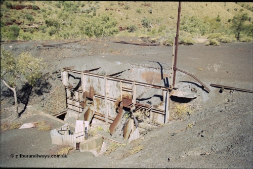 204-25
Wittenoom Gorge Mine, remains of asbestos mining, view of the unloading area with the hoppers and chutes where the underground tipping ore cars were emptied.
